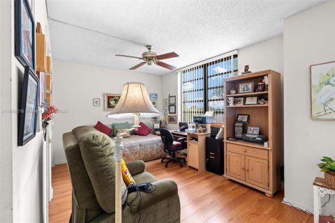 Condo in Pembroke Pines, Florida, 1 bedroom  № 1878439 - photo 16
