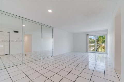 Copropriété à louer à Miami Beach, Floride: 2 chambres, 80.27 m2 № 1995217 - photo 5