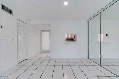 Copropriété à louer à Miami Beach, Floride: 2 chambres, 80.27 m2 № 1995217 - photo 10