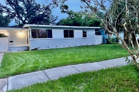 House in Orlando, Florida 4 bedrooms, 126.35 sq.m. № 2368610