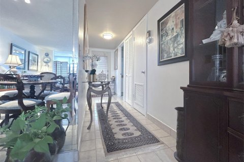 Condo in Sunrise, Florida, 1 bedroom  № 1846056 - photo 11