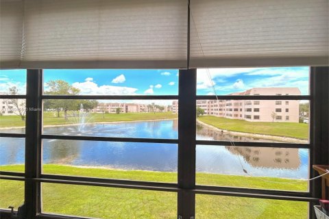 Condo in Sunrise, Florida, 1 bedroom  № 1846056 - photo 1