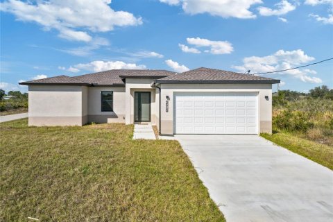 House in Lehigh Acres, Florida 3 bedrooms, 149.2 sq.m. № 1733117 - photo 1