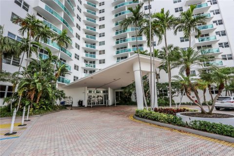 Copropriété à vendre à Hollywood, Floride: 2 chambres, 112.23 m2 № 2328484 - photo 24