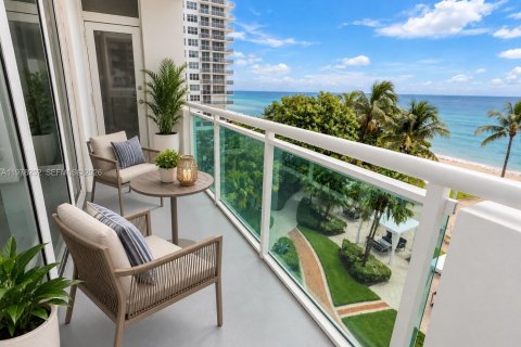 Copropriété à vendre à Hollywood, Floride: 2 chambres, 112.23 m2 № 2328484 - photo 12