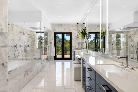 House in Coral Gables, Florida 8 bedrooms, 629.04 sq.m. № 1979085 - photo 17