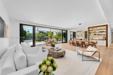 House in Coral Gables, Florida 8 bedrooms, 629.04 sq.m. № 1979085 - photo 6