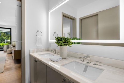 House in Coral Gables, Florida 8 bedrooms, 629.04 sq.m. № 1979085 - photo 14