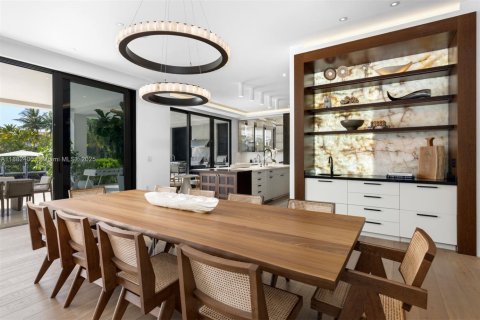 House in Coral Gables, Florida 8 bedrooms, 629.04 sq.m. № 1979085 - photo 7
