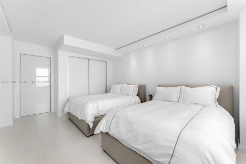 Condo in Bal Harbour, Florida, 2 bedrooms  № 1685933 - photo 14