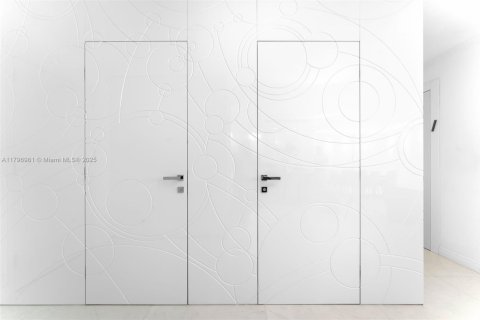 Condo in Bal Harbour, Florida, 2 bedrooms  № 1685933 - photo 10