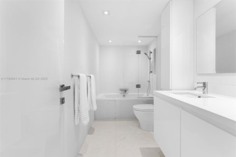 Condo in Bal Harbour, Florida, 2 bedrooms  № 1685933 - photo 15