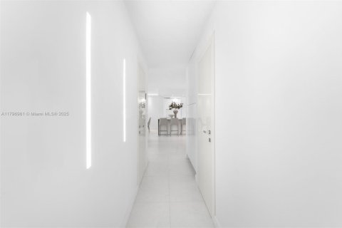 Condo in Bal Harbour, Florida, 2 bedrooms  № 1685933 - photo 12