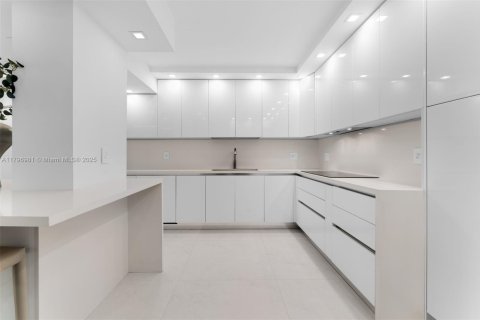 Condo in Bal Harbour, Florida, 2 bedrooms  № 1685933 - photo 9