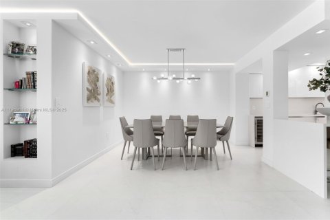 Condo in Bal Harbour, Florida, 2 bedrooms  № 1685933 - photo 6