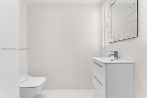 Condo in Bal Harbour, Florida, 2 bedrooms  № 1685933 - photo 11