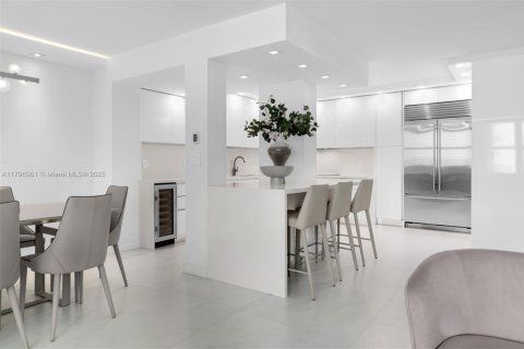 Condo in Bal Harbour, Florida, 2 bedrooms  № 1685933 - photo 7