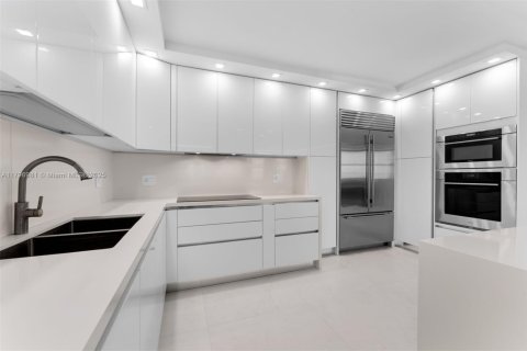 Condo in Bal Harbour, Florida, 2 bedrooms  № 1685933 - photo 8