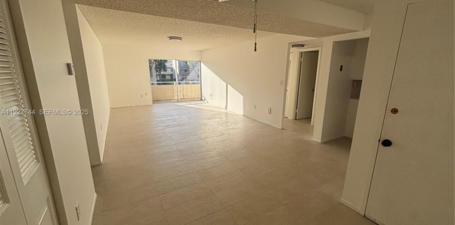 Кондоминиум с 2 спальнями в Майами, Флорида № 1988019