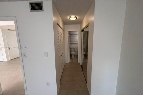 Снять в аренду кондоминиум в Майами, Флорида 2 спальни, 99.87м2, № 1988019 - фото 17