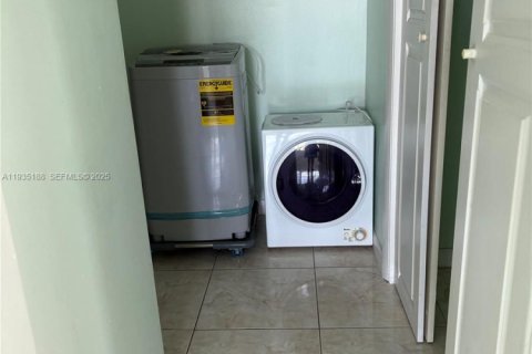 Condominio en venta en Miami, Florida, 1 dormitorio, 69.68 m2 № 1993956 - foto 2