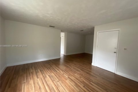 Villa ou maison à louer à Miami, Floride: 2 chambres, 208.84 m2 № 2293113 - photo 5