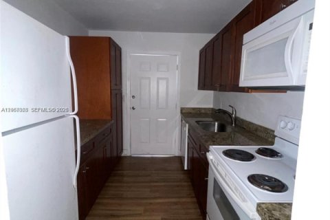 Villa ou maison à louer à Miami, Floride: 2 chambres, 208.84 m2 № 2293113 - photo 6