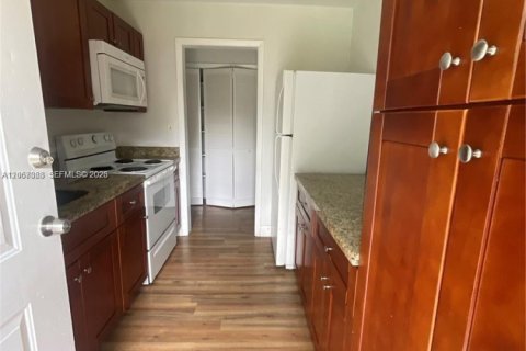 Villa ou maison à louer à Miami, Floride: 2 chambres, 208.84 m2 № 2293113 - photo 7