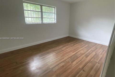 Villa ou maison à louer à Miami, Floride: 2 chambres, 208.84 m2 № 2293113 - photo 8