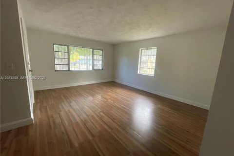 Villa ou maison à louer à Miami, Floride: 2 chambres, 208.84 m2 № 2293113 - photo 2