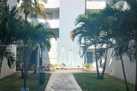 Copropriété à louer à Miami, Floride: 2 chambres, 99.78 m2 № 2145854 - photo 2
