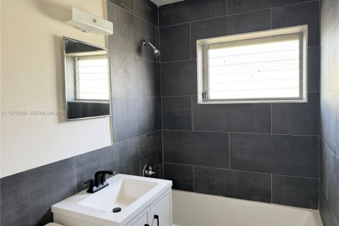 Casa en alquiler en Hallandale Beach, Florida, 1 dormitorio, 149.94 m2 № 2042768 - foto 2