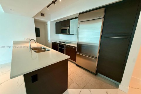 Condominio en alquiler en Miami, Florida, 2 dormitorios, 103.21 m2 № 2076330 - foto 2