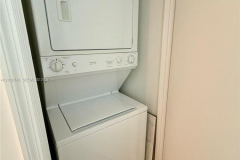 Condominio en alquiler en Miami, Florida, 2 dormitorios, 103.21 m2 № 2076330 - foto 13