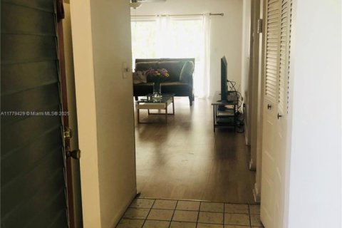 Condominio en venta en Lauderhill, Florida, 1 dormitorio, 67.45 m2 № 1699653 - foto 3