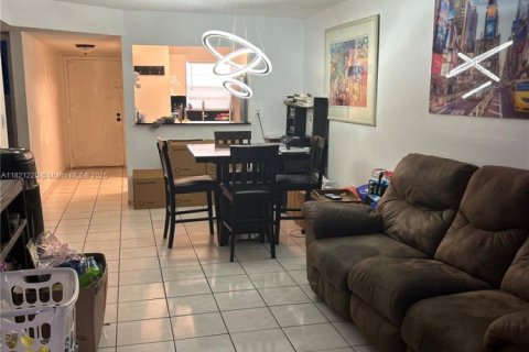 Condo in Hialeah, Florida, 2 bedrooms  № 1794839 - photo 8