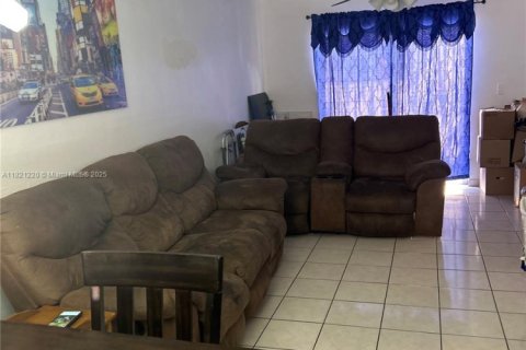 Condo in Hialeah, Florida, 2 bedrooms  № 1794839 - photo 9