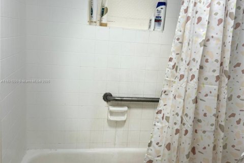 Condo in Hialeah, Florida, 2 bedrooms  № 1794839 - photo 11
