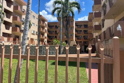 Condo in Hialeah, Florida, 2 bedrooms  № 1794839 - photo 1