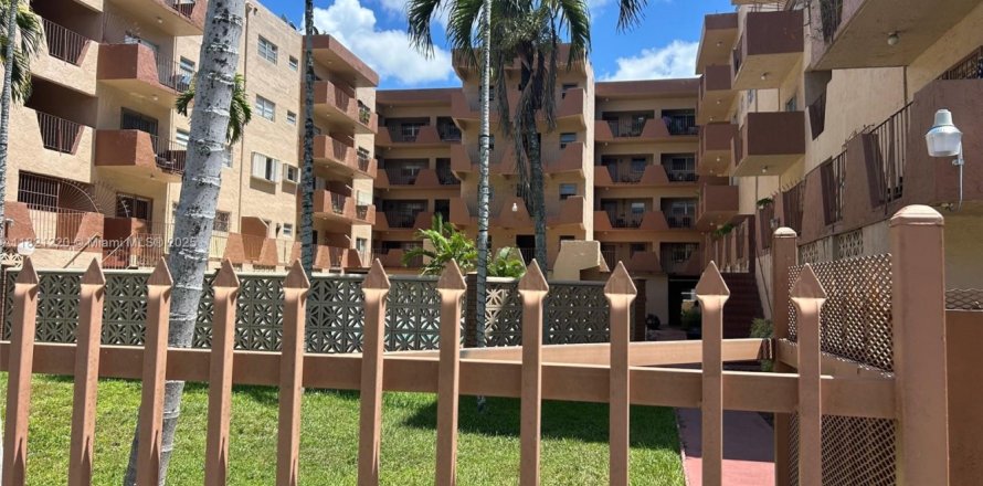 Condo in Hialeah, Florida, 2 bedrooms  № 1794839