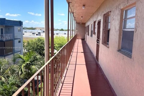 Condo in Hialeah, Florida, 2 bedrooms  № 1794839 - photo 3
