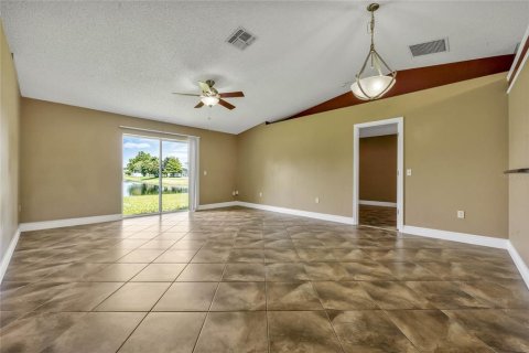 Villa ou maison à louer à Orlando, Floride: 3 chambres, 118.45 m2 № 2396541 - photo 2