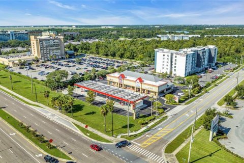 Propiedad comercial en venta en Orlando, Florida, 730.77 m2 № 222355 - foto 1