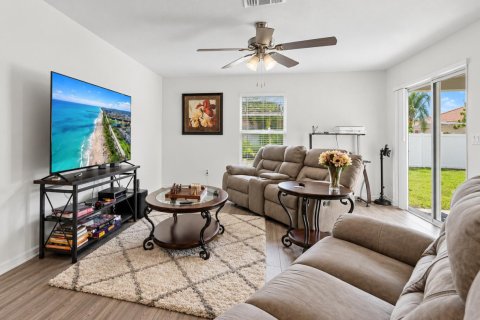 Casa en venta en Port St. Lucie, Florida, 5 dormitorios, 184.32 m2 № 2383060 - foto 7