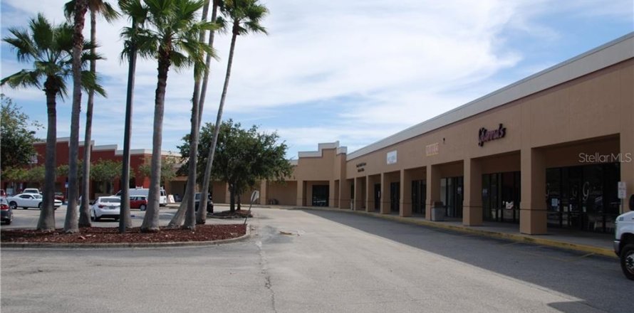 Propiedad comercial en Port Charlotte, Florida 13696 m2 № 212796