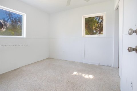 Casa en venta en Miami Gardens, Florida, 6 dormitorios, 238.94 m2 № 1855092 - foto 22