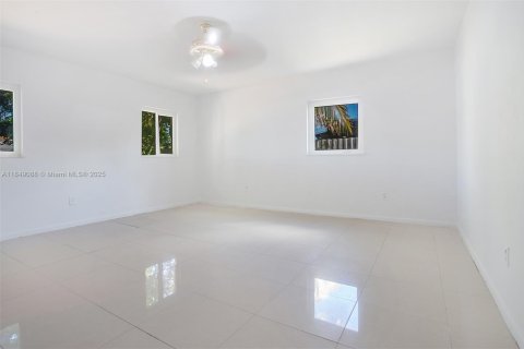 Casa en venta en Miami Gardens, Florida, 6 dormitorios, 238.94 m2 № 1855092 - foto 15