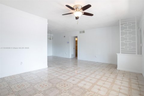 Casa en venta en Miami Gardens, Florida, 6 dormitorios, 238.94 m2 № 1855092 - foto 10