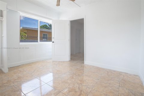 Casa en venta en Miami Gardens, Florida, 6 dormitorios, 238.94 m2 № 1855092 - foto 28