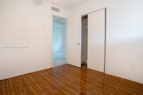Casa en venta en Miami Gardens, Florida, 6 dormitorios, 238.94 m2 № 1855092 - foto 19